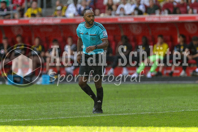 25.07.2026, GER, Fussball, Herren, Vorbereitungsspiel, Saison 2026/2027, Fortuna Düsseldorf - Borussia Dortmund | Schiedsrichter Jonah Besong schaut