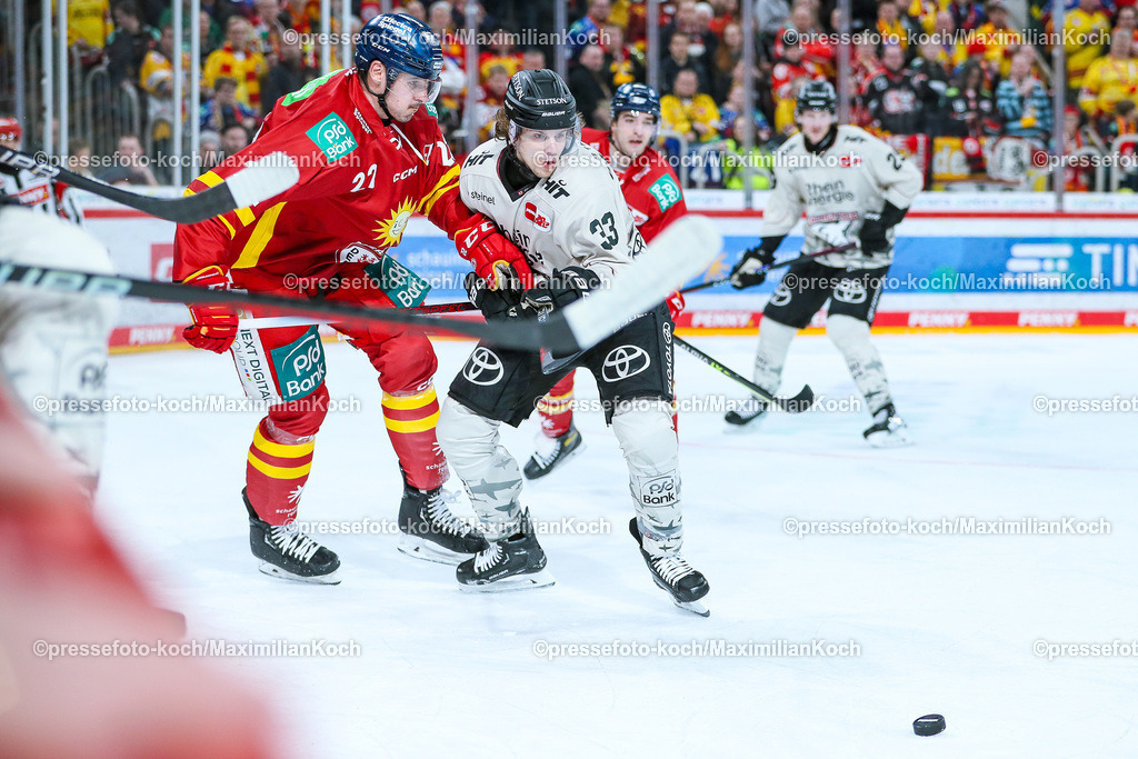 DueDEL25022401019 | 25.02.2024, Düsseldorf, Eishockey, Penny DEL, 49. Spieltag, PSD-BANK Dome, Düsseldorfer EG - Kölner Haie: Oliver Mebus (Düsseldorfer EG) gegen Tim Wohlgemuth (Kölner Haie)