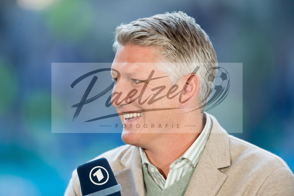 HSVSCF20220419_009 | Fussball, Herren: Bastian Schweinsteiger schaut beim DFB-Pokal-Halbfinalspiel zwischen Hamburger SV und SC Freiburg im Volksparkstadion am 19.04.2022 in Hamburg, Deutschland.DFB / DFL REGULATIONS PROHIBIT ANY USE OF PHOTOGRAPHS AS IMAGE SEQUENCES AND/OR QUASI-VIDEO. - Realisiert mit Pictrs.com