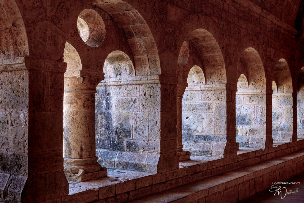 Abbeye du Thoronet | Herzlich willkommen auf meiner Seite! Ich bin Elke Wallnisch, Deine Fotografin für lichtstarke Momente. Der Name steht für alles, was mich mit der Fotografie verbindet: Das Licht und seine machtvolle Wirkung auf eine Situation oder unsere Stimmung - Realisiert mit Pictrs.com