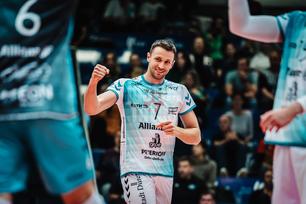 Volleyball | Herren | Saison 2025/2026 | Volleyball Ligacup | SWD powervolleys Düren vs. Energiequelle Netzhoppers KW | 12.10.2024 | Jordan Canham (#7, SWD powervolleys Düren) jubelt