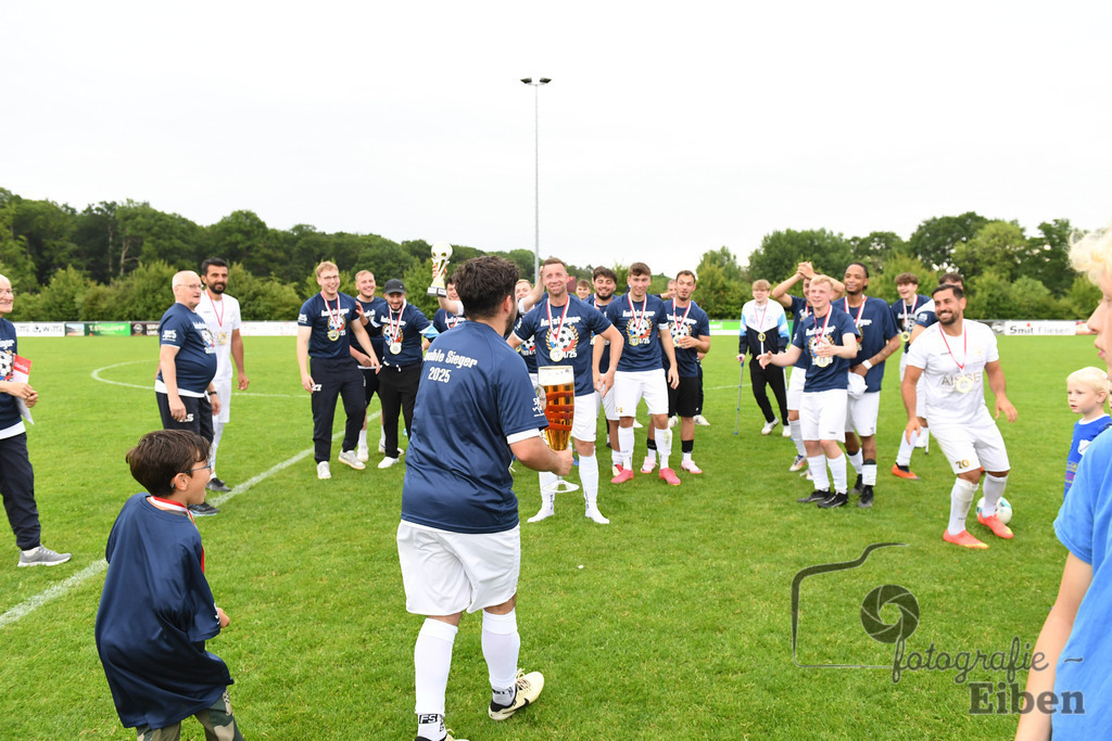 1. FC Nordenham-SV GOTANO | Kreispokal Finale Jade-Weser-Hunte 1. Mannschaften; 1.FC Nordenham (weiß)-SV GOTANO (blau) am 15.06.2025 in Rastede (Sportanlage Köttersweg), Photo: Philip Eiben 2025 - Realisiert mit Pictrs.com