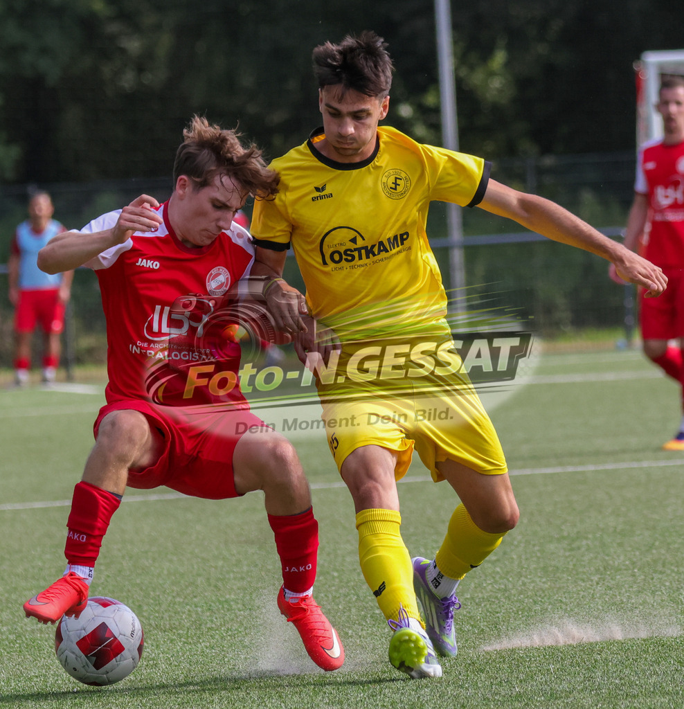 FC RW Kirchlengern - SuS Bad Westernkotten | Auf dem Bild zu sehen: Rot FC RW Kirchlengern: Julian Zähler ; gelb SuS Bad Westernkotten: Klarsah YarizadehFC RW Kirchlengern, SuS Bad Westernkotten, Saison 26/27, Westfalenliga, Kirchlengern, Deutschland - Realisiert mit Pictrs.com
