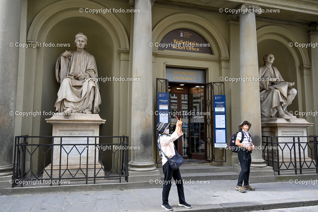 Italien_ Toscana_ Florenz_ 30.05.2024-262 | 30.05.2024, Italien, ITA, Toskana, Florenz im Bild Stadtansichten, Gebäude, Architektur, Touristen, Historisch, Souvenir, Altstadt, Museum, Statuen, Skulpturen, Piazza della Signoria, Statue David, Palazzo Vecchio, Neptunbrunnen, Piazza della Repubblica, Ponte Vecchio, Brücke, Uffizien, Kathedrale Santa Maria del Fiore, Arno, Fluß


Florenz, Firenze, ist eine italienische Großstadt. Nach Einwohnern ist sie die achtgrößte Stadt Italiens. Florenz ist die Hauptstadt sowie größte Stadt der Region Toskana und der Metropolitanstadt Florenz, in der etwa eine Million Menschen leben. Florenz ist für seine Geschichte berühmt. Leonardo da Vinci verbrachte große Teile seiner Jugend in Florenz, Michelangelo fand Unterschlupf in der Kirche der Medici, Galileo Galilei wohnte als Hofmathematiker in den Palästen der Medici. Von 1865 bis 1871 war die Stadt die Hauptstadt des neu gegründeten Königreichs Italien. Das historische Zentrum von Florenz zieht Jahr für Jahr Millionen von Touristen an. Die historische Innenstadt wurde von der UNESCO im Jahre 1982 zum Weltkulturerbe erklärt. 
Quelle: Wikipedia
