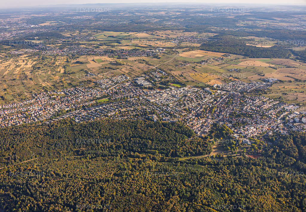 Luftbild: Ortsansicht von Südwesten im Ortsteil Reichenbach in Waldbronn im Bundesland Baden-Württemberg in Deutschland. – Foto: IMG_159484.jpg vom 27.09.2026 durch Werner Riehm/FLY-FOTO.de – Auflösung des Originals: 5618 x 3897 px