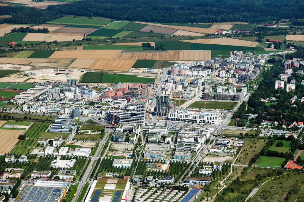 dr__0048587.jpg | MüNCHEN 19.07.2024 Wohngebiete am Feldrand landwirtschaftlicher Nutzflächen an der Straße Aubinger Allee im Ortsteil Freiham in München im Bundesland Bayern, Deutschland. Weiterführende Informationen bei: Bauunternehmung Glöckle Holding GmbH,  DEMOS Wohnbau GmbH,  Mickan General-Bau-Gesellschaft Amberg mbH & CO. KG,  Stadibau - Gesellschaft für den Staatsbedienstetenwohnungsbau in Bayern mbH. // Residential areas on the edge of agricultural land on street Aubinger Allee in the district Freiham in Munich in the state Bavaria, Germany. Further information at: Bauunternehmung Gloeckle Holding GmbH,  DEMOS Wohnbau GmbH,  Mickan General-Bau-Gesellschaft Amberg mbH & CO. KG,  Stadibau - Gesellschaft fuer den Staatsbedienstetenwohnungsbau in Bayern mbH. Foto: Daniel Reiter
