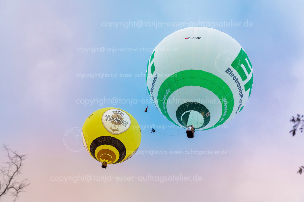 126 2 Ballons | Warsteiner Internationale Montgolfiade ist die Veranstaltung mit Heißluftballons. Zwei verschiedene Ballone am Abendhimmel.