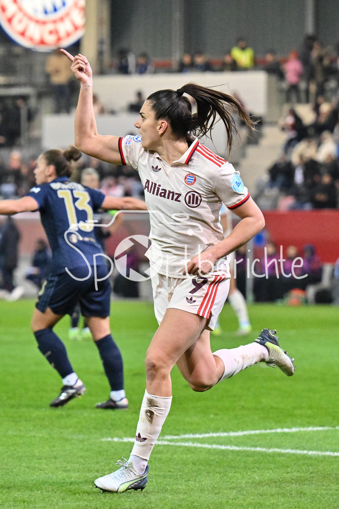 FC Bayern München Frauen - Juventus Turin Frauen | Jubel nach dem Treffer zum 1-0 fuer die FCB Frauen durch Jovana DAMNJAVOVIC (FCB #9) / Freude / Happy / Tor / Torschuetzin / Womens Champions League: FC Bayern Frauen - Juventus FC, FC Bayern Campus am 12.12.2024