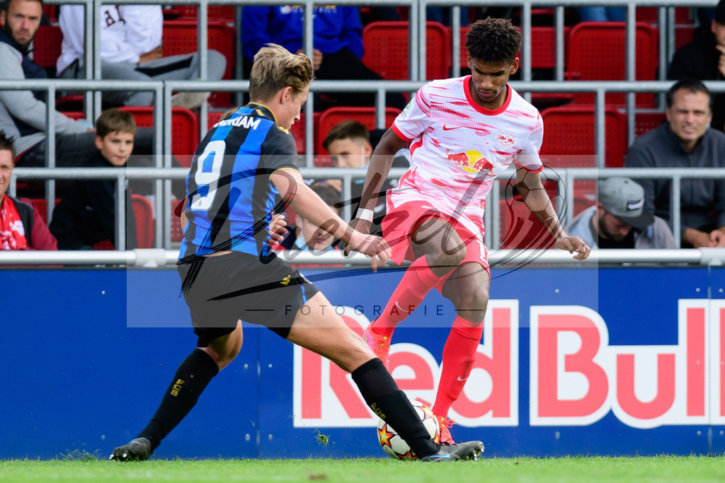 YLLEBR20210928_086 | Fussball, A-Junioren: Romeo Vermant (Club Brugge KV) und Sanoussy Ba (RB Leipzig) im Zweikampf beim Spiel der UEFA Youth League zwischen RB Leipzig und FC Bruegge im Stadion am Cottaweg am 28.09.2021 in Leipzig, Deutschland. - Realisiert mit Pictrs.com