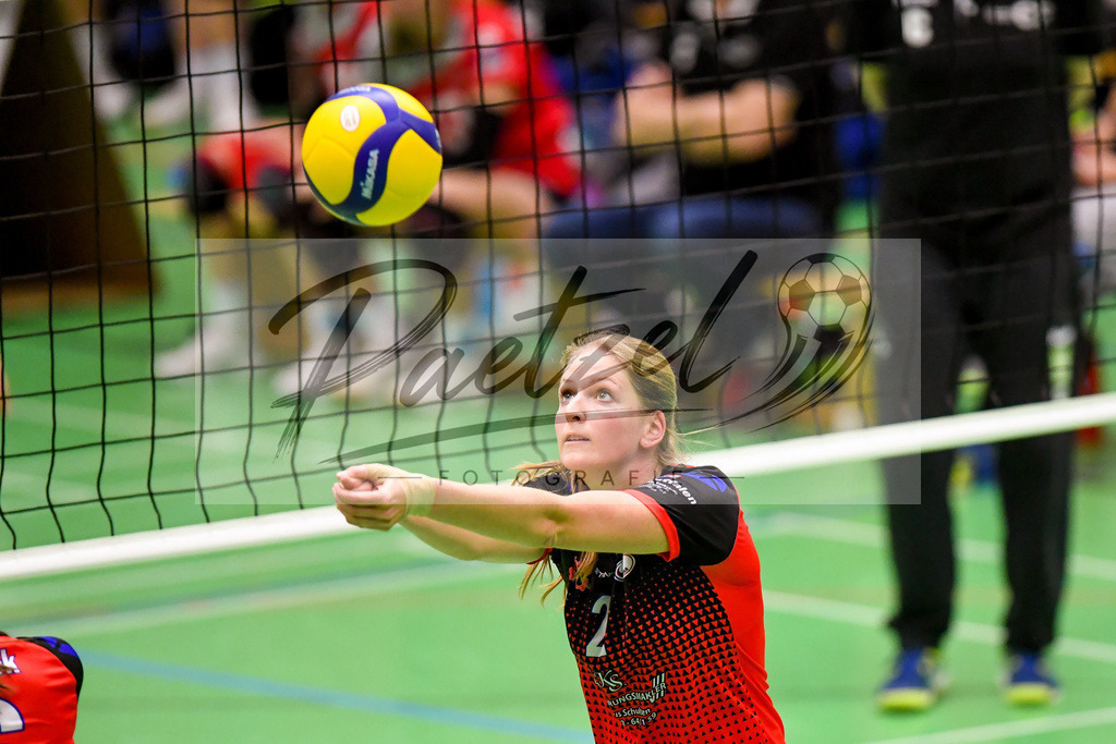 VCOBWA20211106_006 | Volleyball, Frauen: Linda Dieckmann (VC Osnabrueck) in Aktion, am Ball, Einzelaktion bei dem Spiel der 3. Liga West zwischen VC Osnabrueck und SV BW Aasee in der Schlosswallhalle am 06.11.2021 in Osnabrueck, Deutschland. - Realisiert mit Pictrs.com