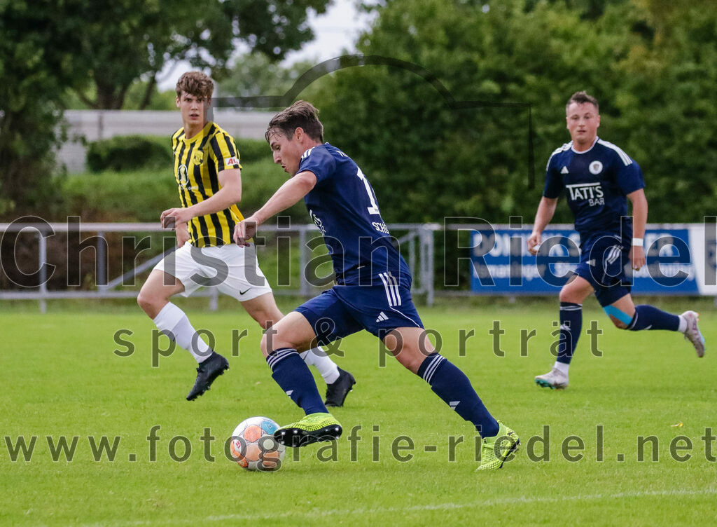 2023-07-29_057_FC_Moosinning_gegen_TuS_Raubling | Moosinning, Deutschland, 29.07.2023:
Fußball, Bezirksliga Oberbayern Ost 2023 / 2024, 1. Spieltag, FC Moosinning gegen TuS Raubling, Endergebnis: 0:7

Valentin Schoeffel (TuS Raubling, #15)

Foto: Christian Riedel / fotografie-riedel.net