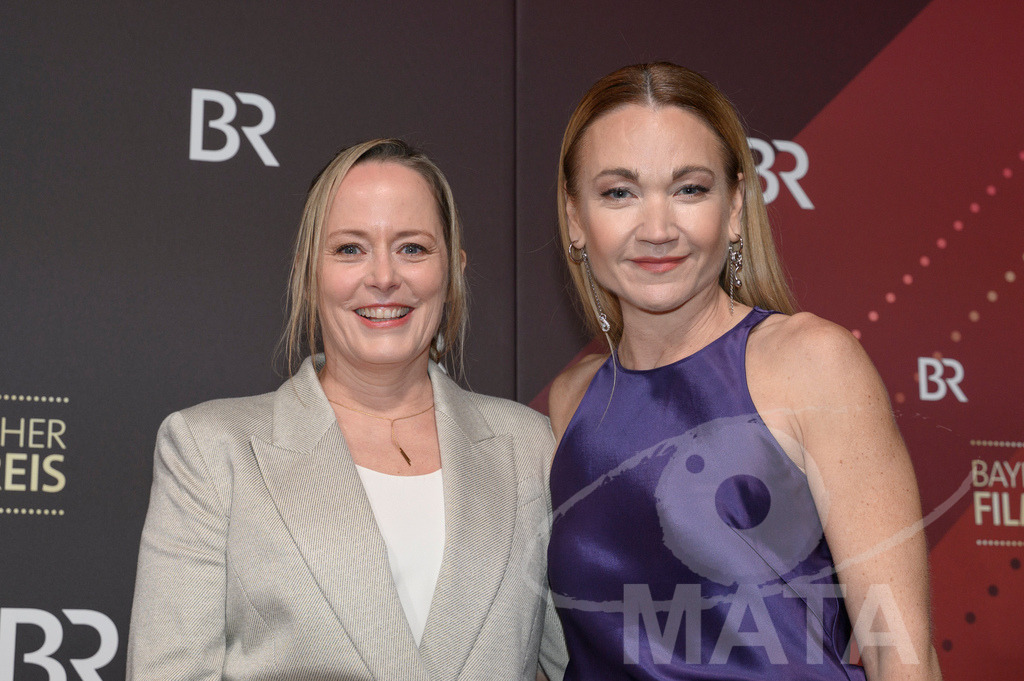 _DWI4899 | Silke Bodenbender und Lisa Maria Posthof  bei der Verleihung des 47. Bayerischen Filmpreises 2026  im Prinzregententheater. München, Deutschland. Der Bayerische Filmpreis wird seit 1979 von der Bayerischen Staatsregierung verliehen, um die Bedeutung des Kinofilms als Kulturgut herauszustellen - Realisiert mit Pictrs.com