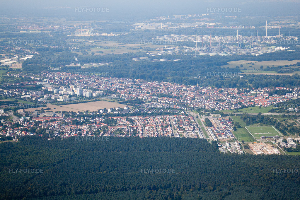 Luftbild: Kirchfeldsiedlung von Osten im Ortsteil Neureut in Karlsruhe im Bundesland Baden-Württemberg in Deutschland. Foto: IMG_33455.jpg vom 05.09.2010 durch Werner Riehm/FLY-FOTO.de