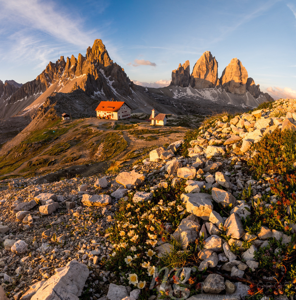 Sonnenaufgang bei den Drei Zinnen in den italienischen Dolomiten | Die ideale Geschenkidee für Naturliebhaber. Naturbilder von Marcel Gross Photography für ihr Zuhause in den verschiedensten Formaten und Materialien. - Realisiert mit Pictrs.com