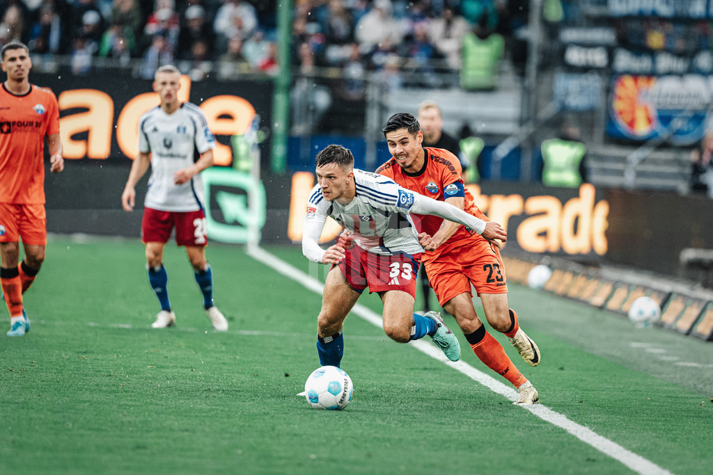 Fußball | Männer | Saison 2024/2025 | 2. Fußball-Bundesliga | 7. Spieltag | Hamburger SV vs. SC Paderborn 07 | 28.09.2024 | v.l. Zweikampf zwischen Noah Katterbach (#33, HSV) und Raphael Obermair (#23, SC Paderborn 07)