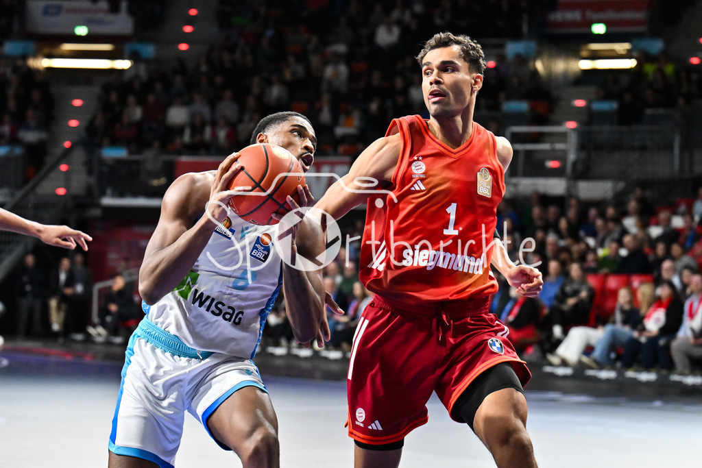 FC Augsburg - 1. FC Heidenheim | MUNICH, GERMANY - 17. FEBRUARY: im Duell William CHRISTMAS (Skyliners Frankfurt 8) und Oscar DA SILVA (FC Bayern Basketball 1) während dem Spiel zwischen dem FC Bayern München und den Skyliners Frankfurt am 21. Spieltag der easyCredit BBL im BMW Park