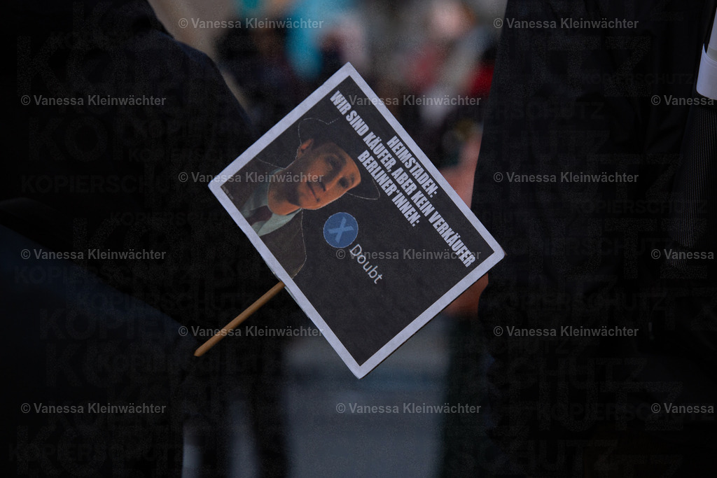 201120 StopHeimstaden MindSpace-13 | Mit Musik und einer "Wall of shame" aus Umzugskartons fordern Mieter*innen der von Heimstaden gekauften Häuser am 20.11.2020 vorm Büro des Schwedischen Immobilien-Investors die Ausübung des städtischen Vorkaufsrechts. - Realisiert mit Pictrs.com