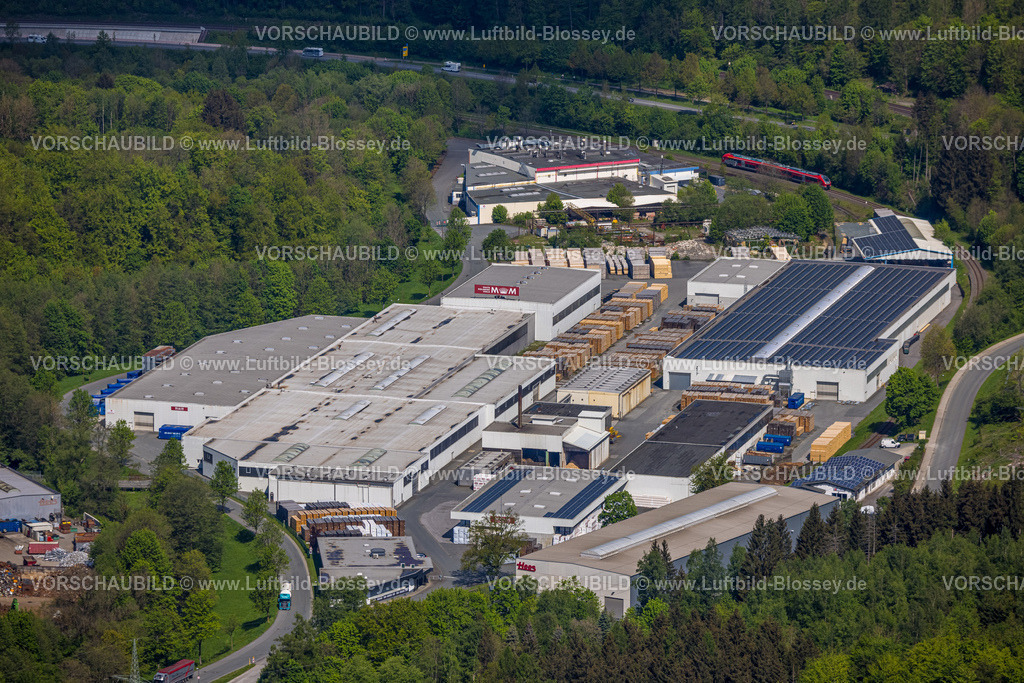 Olsberg240503135 | Luftbild, Gewerbegebiet Desmecke Industriestraße, Mayr-Melnhof Holz Olsberg GmbH Sägewerk, Solardach, hinten Intersnack Deutschland SE Werk Olsberg Lebensmittelhersteller, Bahnlinie und S-Bahn, Antfeld, Olsberg, Sauerland, Nordrhein-Westfalen, Deutschland