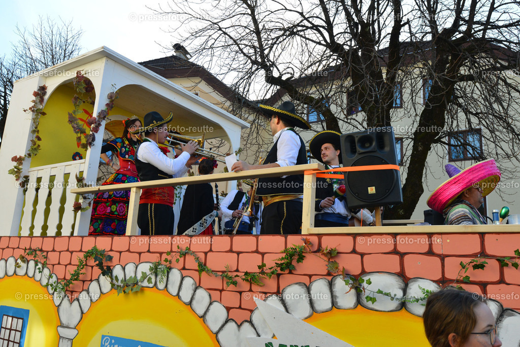 news-2023-Feb16-Unsinniger_Fasching_Reutte-nik-WTV_7453 | Info aus dem Bezirk Reutte/Ausserfern Tirol sowie eine umfangreiche Bilddatenbank über die gesamte Region: Lechtal, Talkessel Reutte, Tannheimertal, Zwischentoren. Lech, Plansee, Zugspitze, Grenztunnel, B179, Fernpassstraße, Verkehr, Lawinen, Tradition, - Realisiert mit Pictrs.com