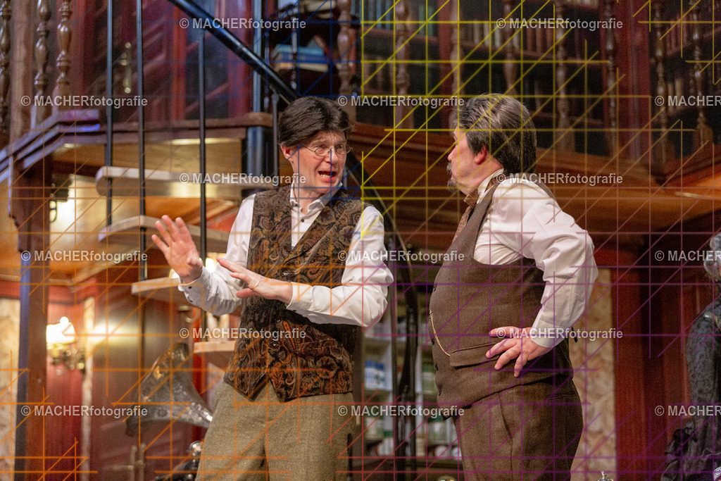 177_MFL-2025 | Portraitbilder von Regisseur; Darsteller; Techniker; Maske; Kostüme; Chor; Musiker; Bilderserie der Generalprobe und der Premierenvorstellung, Szenenbilder; Ausdrucksstudien; Bühnenüberblick; Bühnenkulissen; Pressefotos inkl. Redaktionsfoto Darstellergruppe.