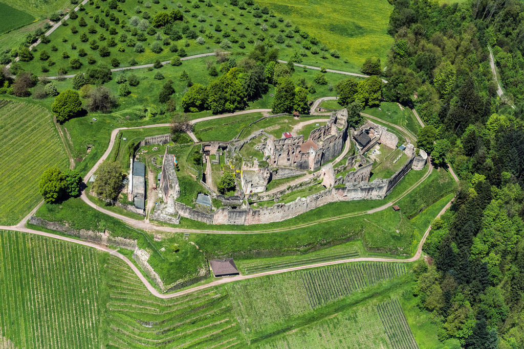 dr__0012026.jpg | EMMENDINGEN 10.05.2017 Ruine und Mauerreste der ehemaligen Burganlage und Feste Hochburg in Emmendingen im Bundesland Baden-Württemberg, Deutschland. // Ruins and vestiges of the former castle and fortress Hochburg in Emmendingen in the state Baden-Wuerttemberg, Germany. Foto: Daniel Reiter