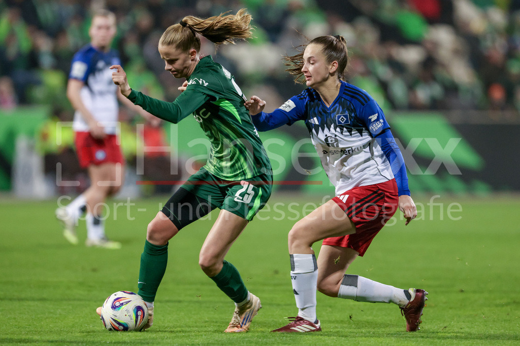 Fussball, Google Pixel Frauen-Bundesliga, VfL Wolfsburg - Hamburger SV | v.li.: Vivien Endemann (VfL Wolfsburg, 25) und Emilia Hirche (Hamburger SV, 20) im Zweikampf, Duell, Dynamik, Aktion, Action, Spielszene, DIE DFB-RICHTLINIEN UNTERSAGEN JEGLICHE NUTZUNG VON FOTOS ALS SEQUENZBILDER UND/ODER VIDEOÄHNLICHE FOTOSTRECKEN. DFB REGULATIONS PROHIBIT ANY USE OF PHOTOGRAPHS AS IMAGE SEQUENCES AND/OR QUASI-VIDEO.