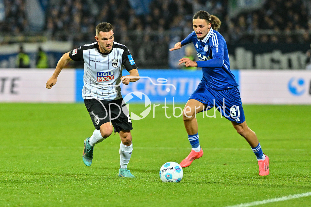 SSV Ulm 1846 Fussball - FC Schalke 04 | Im Duell Romario ROESCH (SSV Ulm #43) und Taylan BULUT (FC Schalke #31) / Zweikampf / 2. Bundesliga: SSV Ulm 1846 Fussball - FC Schalke 04, Donaustadion am 01.11.2024