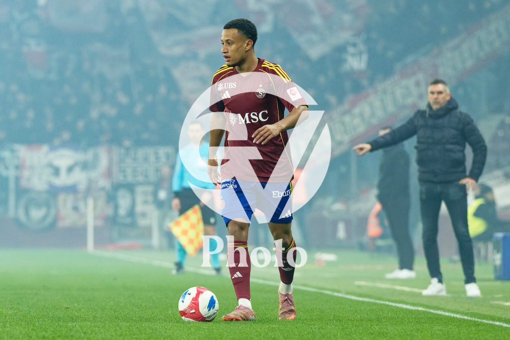 Brack Super League - Servette FC v FC Sion | Lilian Njoh (14 Servette FC) controls the ball (action)  during the Brack Super League match between Servette FC and FC Sion at Stade de Geneve in Geneva, Switzerland