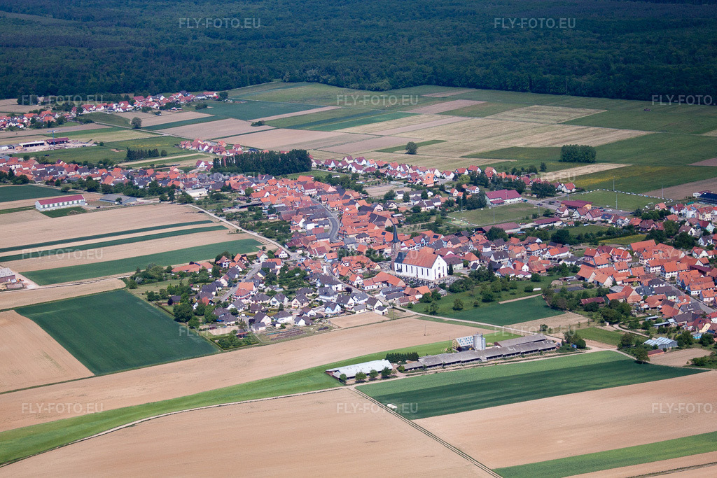 Vue aérienne: Vue de la ville à Salmbach dans le département Bas Rhin, France. Photo: IMG_40963(40942).jpg prise le 08/05/2011 par Werner Riehm/FLY-FOTO.eu – Résolution de l'original: 4752 x 3168 px