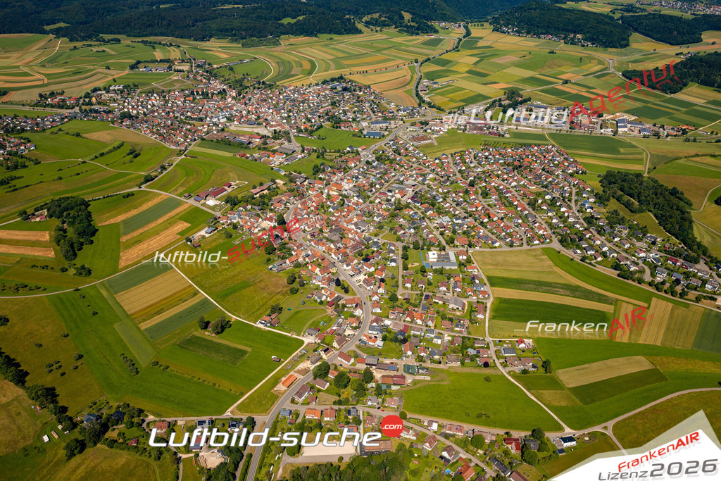 Das Luftbild zeigt : Kleinengstingen Engstingen - Die Luftaufnahme wurde 2024 vom UL-Flugzeug aus erstellt ( keine Drohne ) - Hochauflösende Luftaufnahme - Für grossformatige Ausdrucke geeignet. Die Geschenkidee !Mit Lizenz und Bildrechte bestellbar