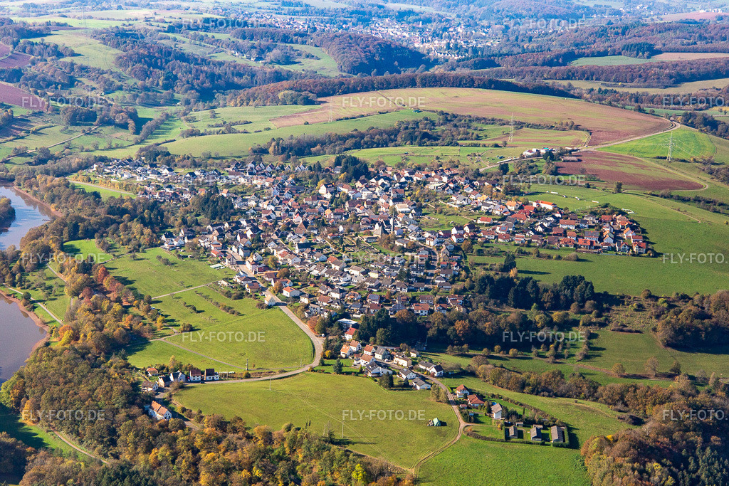 Ortschaft am Ohmbachsee | Luftbild: Ortschaft am Ohmbachsee in Gries im Bundesland Rheinland-Pfalz in Deutschland. Foto: IMG_143877.jpg vom 27.10.2024 durch Werner Riehm/FLY-FOTO.de - Realisiert mit Pictrs.com