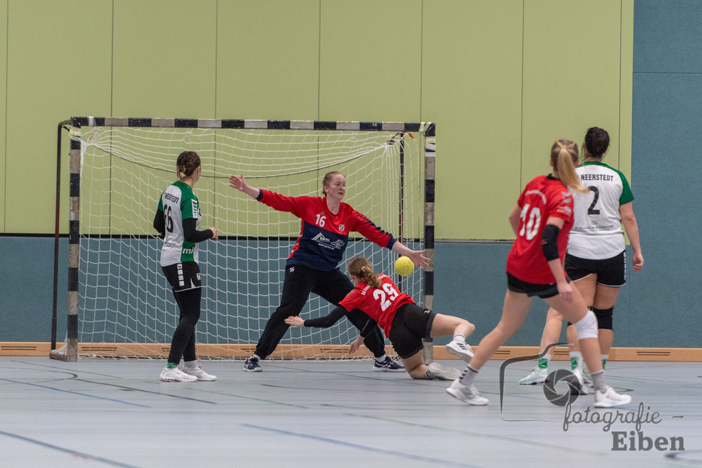 SG FriPe-TV Neerstedt | Oberliga Frauen; SG FriPe (rot)-TV Neerstedt (weiß) am 04.02.2023; in Petersfehn (Sporthalle Im Schulpacken), Photo: Philip Eiben 2023 - Realisiert mit Pictrs.com