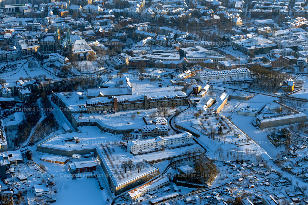 4045070 | ERFURT 14.02.2021 Winterlich schneebedeckte Sehenswürdigkeit und Tourismus- Attraktion des Geschichts- Denkmal Defensionskaserne an der Peterskirche auf der Zitadelle Petersberg im Ortsteil Altstadt in Erfurt im Bundesland Thüringen, Deutschland. Weiterführende Informationen bei: Erfurt Tourismus und Marketing GmbH. // Wintry snowy facade of the monument Defensionskaserne on Peterskirche on Zitadelle Petersberg in the district Altstadt in Erfurt in the state Thuringia, Germany. Further information at: Erfurt Tourismus und Marketing GmbH. Foto: Gerhard Launer