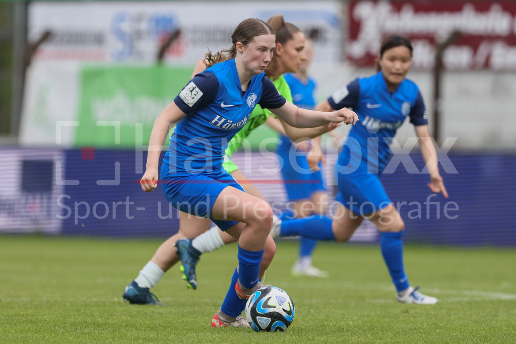 Fussball, 2. Frauen-Bundesliga, SV Meppen - VfL Wolfsburg II | v.li.: Laura Bröring (SV Meppen, 6) am Ball, Einzelbild, Ganzkörper, Aktion, Action, Spielszene, DIE DFB-RICHTLINIEN UNTERSAGEN JEGLICHE NUTZUNG VON FOTOS ALS SEQUENZBILDER UND/ODER VIDEOÄHNLICHE FOTOSTRECKEN. DFB REGULATIONS PROHIBIT ANY USE OF PHOTOGRAPHS AS IMAGE SEQUENCES AND/OR QUASI-VIDEO.