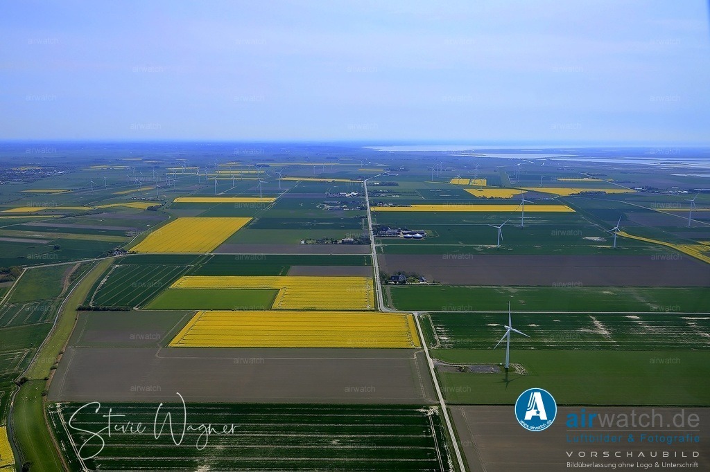  Luftbilder Bredstedter Koog | Nach mehreren gescheiterten Versuchen erwarb Jean Henri Desmercières 1728 das Oktroy (Eindeichungsrecht) und begann 1741 mit der Eindeichung des benachbarten Sophien-Magdalenen-Koogs.  Der Bredstedter Koog folgte als erster Teil des Projekts und wurde ab 1720 erschlossen. Der Bredstedter Deich, der das Gebiet schützt, war etwa 1,5 Kilometer lang und sicherte rund 400 Hektar Land.