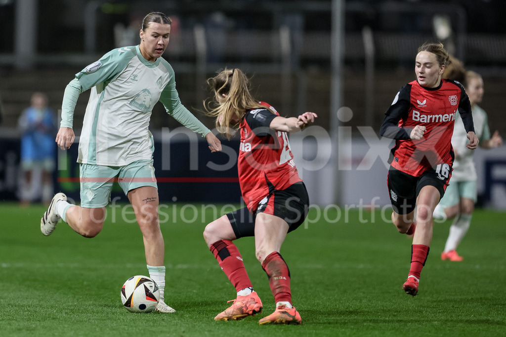 Fussball, DFB-Pokal Frauen, Bayer 04 Leverkusen - SV Werder Bremen | v.li.: Larissa Mühlhaus (SV Werder Bremen, 7), Lilla Turanyi (Bayer 04 Leverkusen, 24) und Sofie Zdebel (Bayer 04 Leverkusen, 16) im Zweikampf, Duell, Dynamik, Aktion, Action, Spielszene, DIE DFB-RICHTLINIEN UNTERSAGEN JEGLICHE NUTZUNG VON FOTOS ALS SEQUENZBILDER UND/ODER VIDEOÄHNLICHE FOTOSTRECKEN. DFB REGULATIONS PROHIBIT ANY USE OF PHOTOGRAPHS AS IMAGE SEQUENCES AND/OR QUASI-VIDEO.