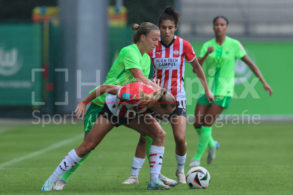 Fussball, Testspiel Frauen, VfL Wolfsburg - PSV Eindhoven | v.li.: Lynn Wilms (VfL Wolfsburg, 2) und Lore Jacobs (PSV Eindhoven, 17) im Zweikampf, Duell, Dynamik, Aktion, Action, Spielszene
