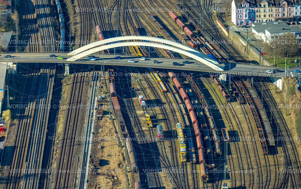 Hagen250303126 | Luftbild, Brücke Fuhrparkstraße über die Bahngleise am Hauptbahnhof, Güterzüge,  Altenhagen, Hagen, Ruhrgebiet, Nordrhein-Westfalen, Deutschland