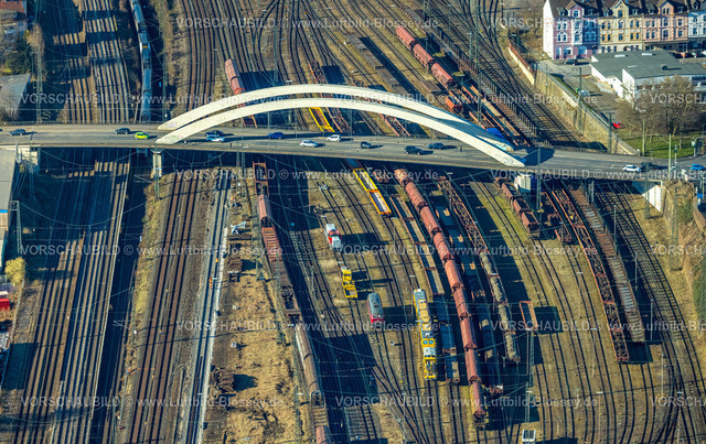 Hagen250303126 | Luftbild, Brücke Fuhrparkstraße über die Bahngleise am Hauptbahnhof, Güterzüge,  Altenhagen, Hagen, Ruhrgebiet, Nordrhein-Westfalen, Deutschland