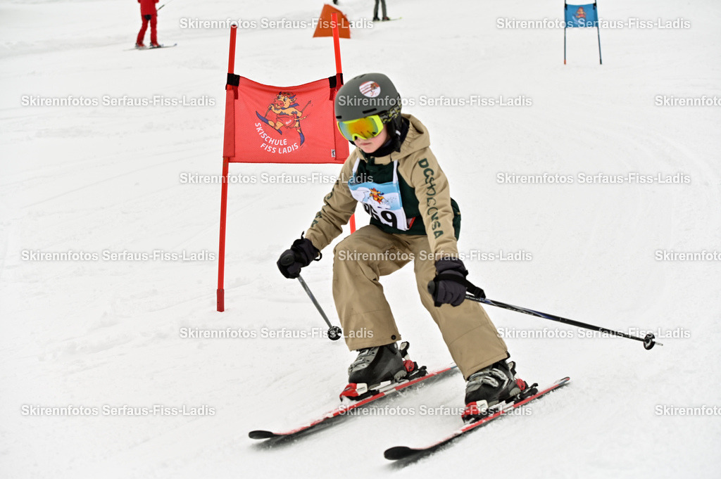 SRF_20.02.2026_1208 | Skirennfotos,Serfaus,Fiss,Ladis,Kinderskirennen,Winter,Tirol,Oberland,skirace,SFL,feelfree,weil wir's genießen,ski,Ski,skifahren,Sonnenplateau, - Realisiert mit Pictrs.com