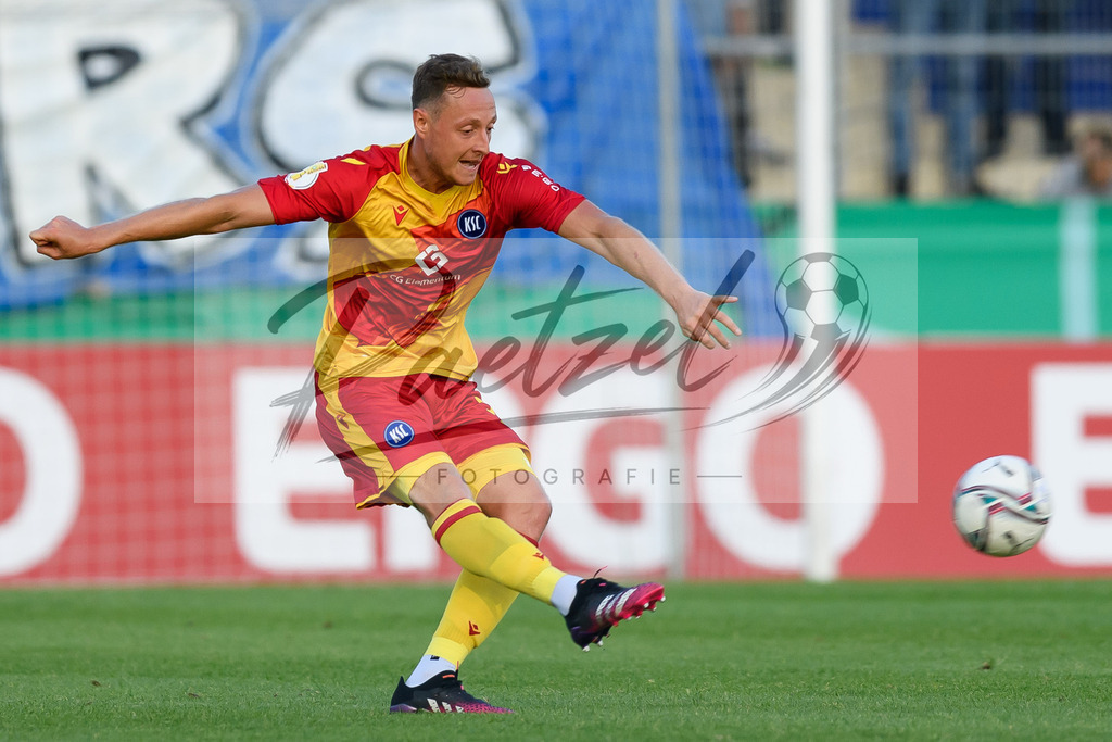 LOTKSC20210809_227 | Fussball, Herren: Robin Bormuth (Karlsruher SC) in Aktion, am Ball, Einzelaktion beim Spiel der 1. Runde im DFB-Pokal zwischen SF Lotte und Karlsruher SC im Stadion am Lotter Kreuz am 09.08.2021 in Lotte, Deutschland.DFB / DFL REGULATIONS PROHIBIT ANY USE OF PHOTOGRAPHS AS IMAGE SEQUENCES AND/OR QUASI-VIDEO. - Realisiert mit Pictrs.com