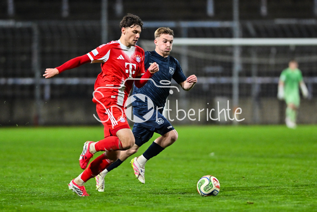 FC Bayern Amateure - SpVgg Unterhaching | MÜNCHEN, DEUTSCHLAND - 24. FEBRUAR: im Duell Louis RICHTER (FC Bayern München II 19) und Andy BREUER (SpVgg Unterhaching 26) während dem Spiel zwischen den Amateuren des FC Bayern München und der SpVgg Unterhaching am 25. Spieltag der Regionalliga Bayern im Grünwalder Stadion