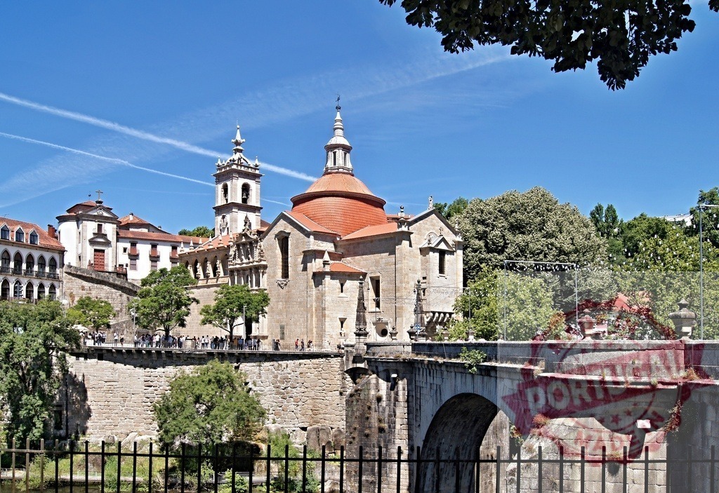 Monastery of São Gonçalo and bridge in Amarante, Portugal | São Gonçalo Monastery and medieval bridge spanning Tâmega River in Amarante, Portugal - Realisiert mit Pictrs.com