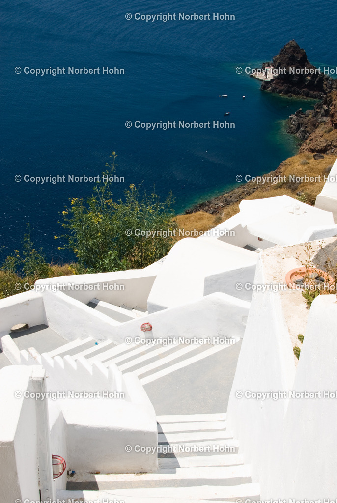 Reisefotografie - Griechenland - Santorini | Oia liegt direkt am Steilabfall des Vulkankraters zum Meer. - Realisiert mit Pictrs.com