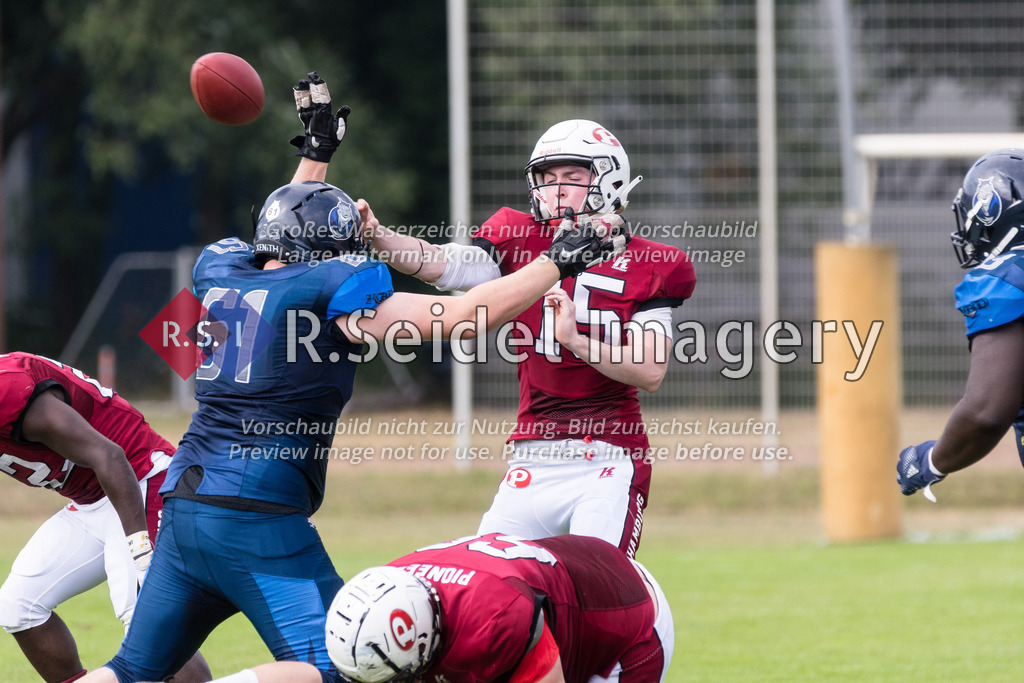 American Football, Saison 2022, Regionalliga Nord, Hamburg Blue Devils - Hamburg Pioneers, Dr.-Hermann-Schnell-Sportplatz (Hamburg), 13.08.2022, 8. Gameweek | Alexander Welzel (#61, Blue Devils, DL), Anthony Dyke (#15, Pioneers, QB)