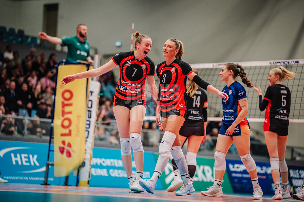 Volleyball | Frauen | Saison 2025/2026 | Volleyball Bundesliga | ETV Hamburger Volksbank Volleys vs. VC Wiesbaden | 14.03.2026 | v.l. Leonie Körtzinger (#7, ETV Hamburger Volksbank Volleys) und Lina Köster (#3, ETV Hamburger Volksbank Volleys)