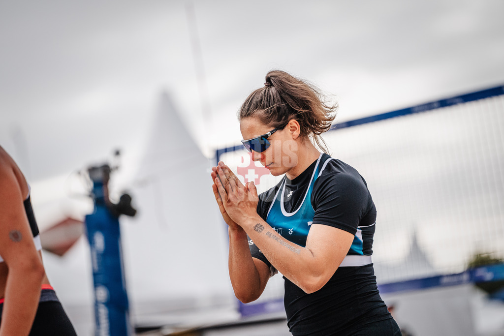 Beachvolleyball | Frauen | Allianz German Beach Tour 2024 | Tourstop Kühlungsborn 2 | 17.08.2024 | Anna-Lena Grüne faltet die Hände