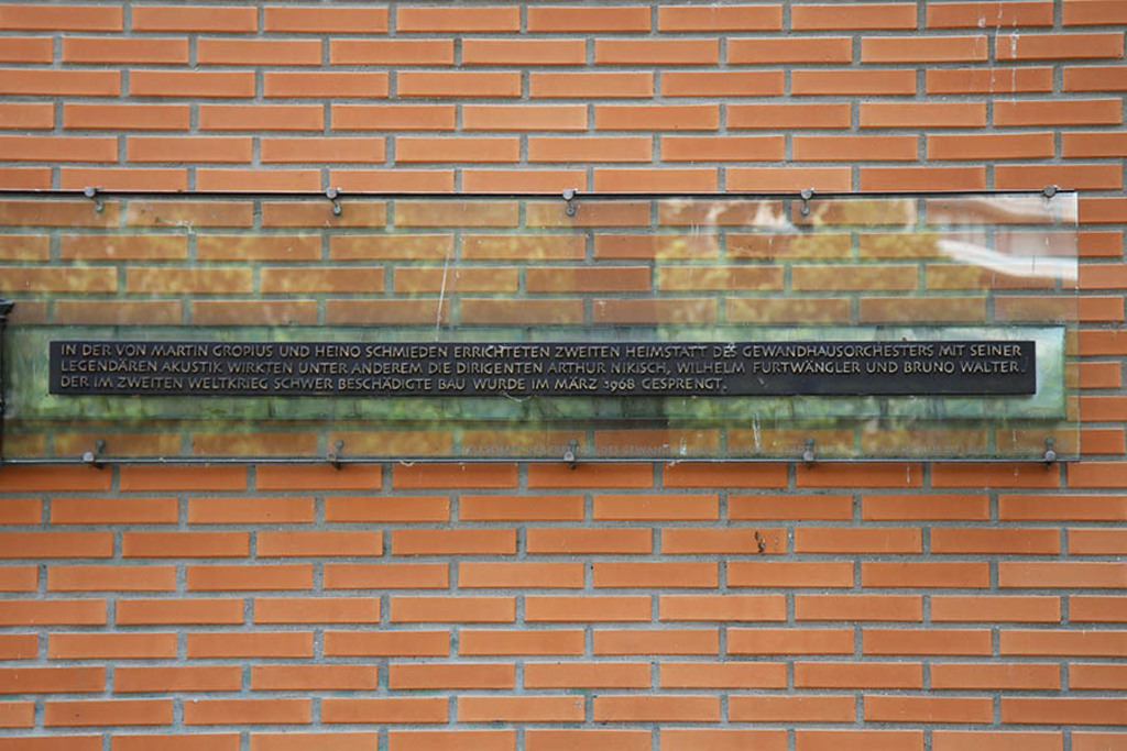 Foto: Leipzig - Gedenktafel Standort Neues Gewandhaus | Das Team hinter BILDLEXIKON LEIPZIG bündelt historische wie aktuelle Informationen über die Stadt Leipzig in Text und Bild auf einer Plattform und stellt diese der interessierten Öffentlichkeit zur Verfügung.