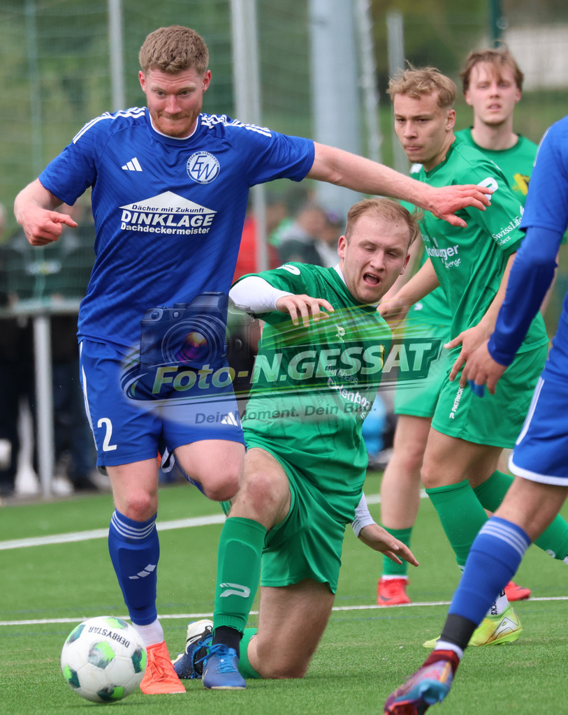 SC Enger - SV Enger-Westerenger | Auf dem Bild zu sehen: grün SC Enger: Luis Büscher ; blau SV Enger-Westerenger: Kieren ForwardSC Enger, SV Enger-Westerenger, Saison 25/26, Kreisliga A, Enger, Deutschland - Realisiert mit Pictrs.com