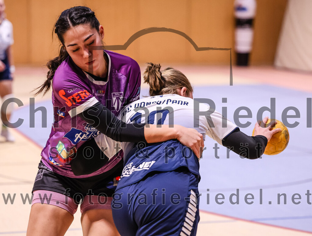 2024-11-24_032_SpVgg_Altenerding_gegen_HC_Donau-Paar_II | Erding, Deutschland, 24.11.2024:Handball, Bezirksoberliga Frauen Altbayern 2024 / 2024, 6. Spieltag, SpVgg Altenerding gegen HC Donau/Paar II, Endergebnis: 24:24Michelle Gruber (SpVgg Altenerding, #7), Stephanie Lerailler (HC Donau/Paar, #10)Foto: Christian Riedel / fotografie-riedel.net
